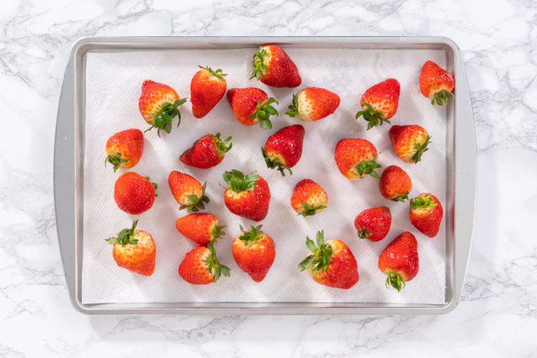Keep strawberries fresh in the refrigerator