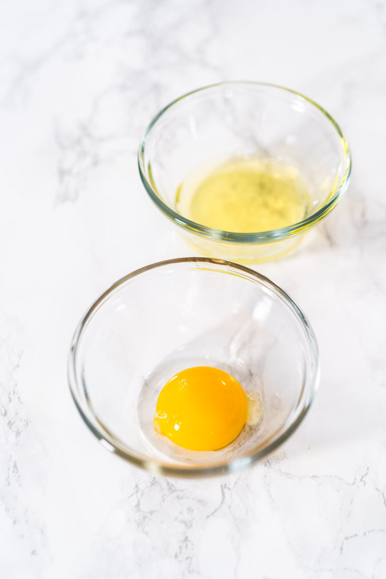 3 Best Ways to Separate Egg Whites and Egg Yolks